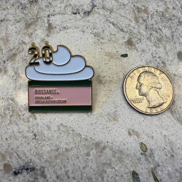 Biossance enamel push pin accessory - Picture 2 of 3